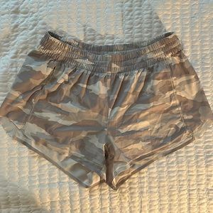Athleta athletic Hustle 3” short - S